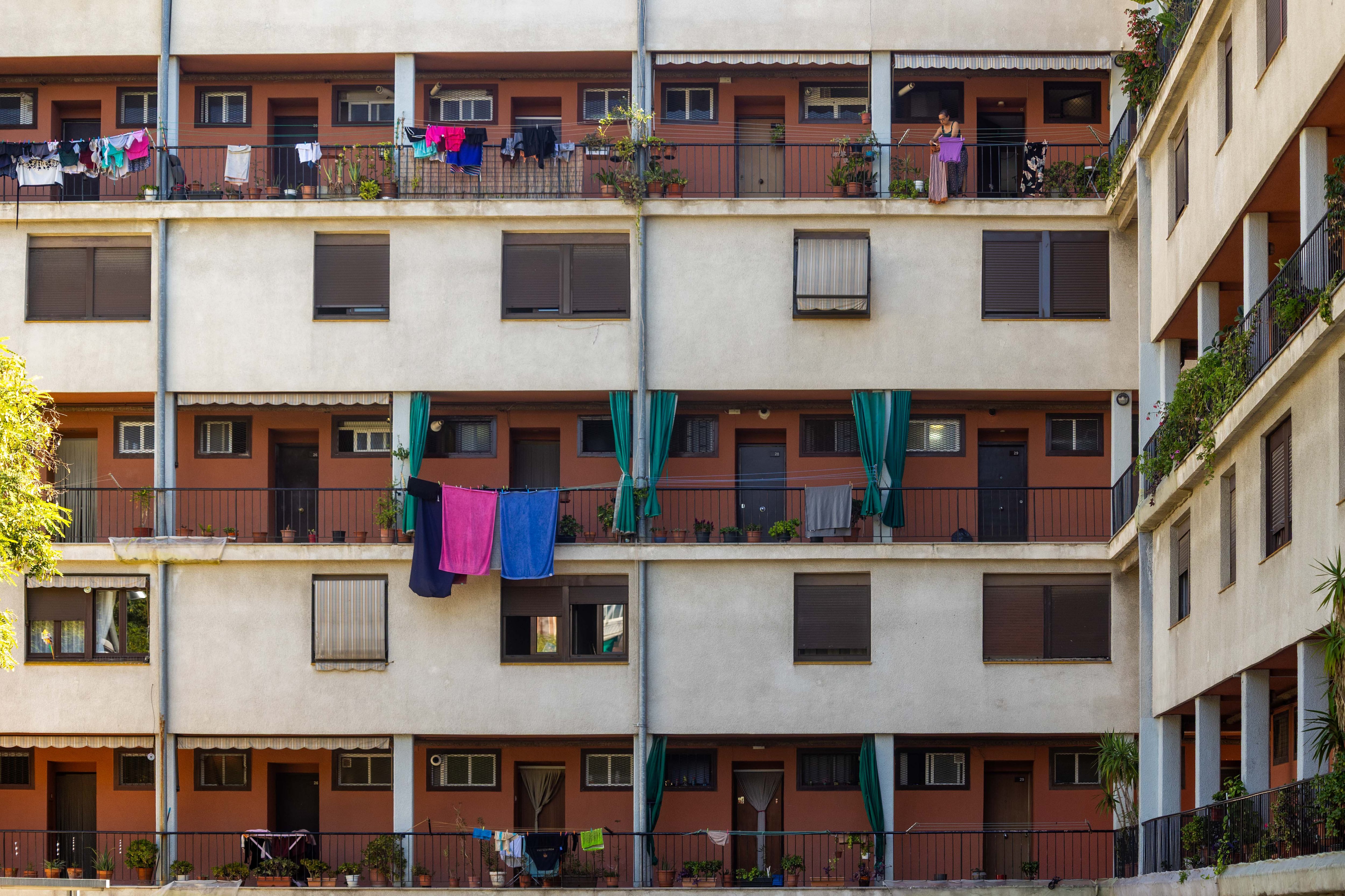 Uno de los pasillos abiertos que dan acceso a los pisos de Casa Bloc.