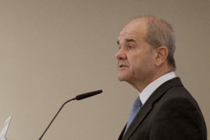 El vicepresidente tercero del Gobierno, Manuel Chaves, durante su comparecencia en los desayunos de Europa Press.