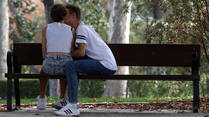 Una pareja de adolescentes, en un parque de Madrid.