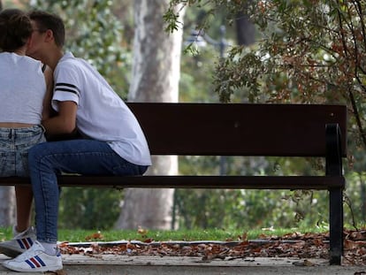 Una pareja de adolescentes, en un parque de Madrid.