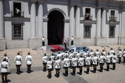 Vista general de la ceremonia a las puertas del palacio de La Moneda. 