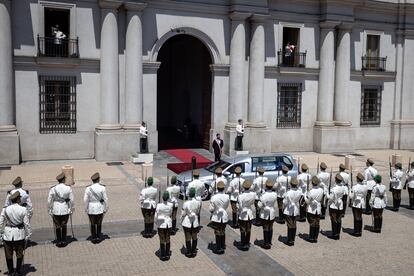 Vista general de la ceremonia a las puertas del palacio de La Moneda.