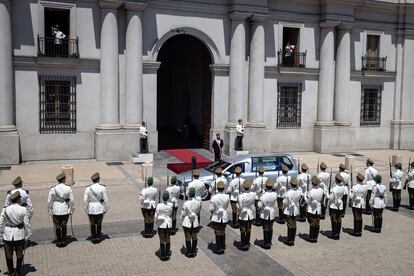 Vista general de la ceremonia a las puertas del palacio de La Moneda. 