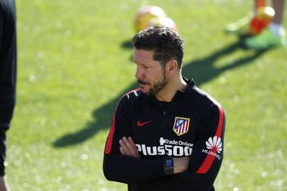 Simeone, durante el &uacute;ltimo entrenamiento del Atl&eacute;tico antes de recibir al Sporting.