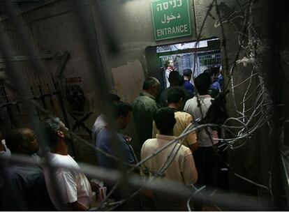 Checkpoint "Tumba de Raquel" entre las ciudades de Belén y Jerusalén. Cientos de trabajadores palestinos hacen colas durante horas para poder llegar a sus trabajos al otro lado del muro. La media de espera puede ser de tres horas, y en el peor de los casos no pasar.