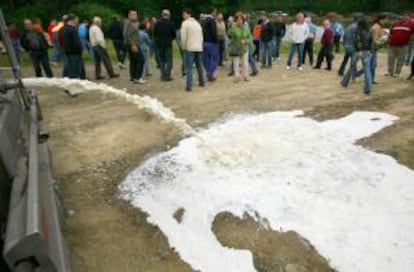 Ganaderos tirando la leche de un remolque en protesta por los bajos precios. EFE/Archivo