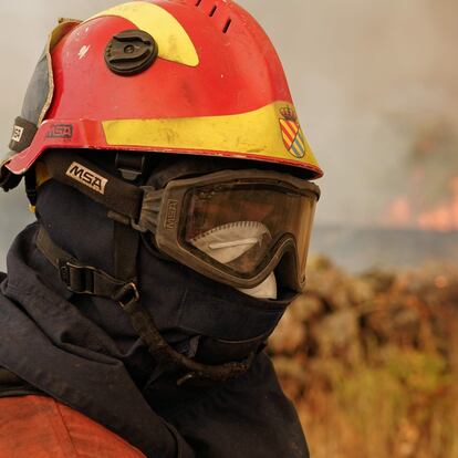 A firefighter operates at the site of a wildfire in Navalmoral de la Sierra near Avila, central Spain, on August 16, 2021. - A thousand people were evacuated and more than 5,000 hectares burned from 11am, with flames spreading up over a 40-kilometer perimeter. Spain saw its highest temperature on record on Saturday as a heatwave on the Iberian peninsula drove the mercury to 47.4 degrees Celsius (117.3 Fahrenheit), according to provisional data from the state meteorological agency. (Photo by CESAR MANSO / AFP)
