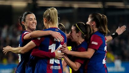 Las jugadores del Barcelona se abrazan tras el segundo gol.