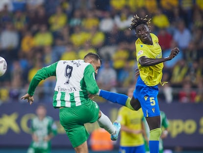 Borja Iglesias of Real Betis and Momo Mbaye of Cadiz in action during the spanish league, La Liga Santander, football match played between Cadiz CF and Real Betis at Nuevo Mirandilla stadium October 19, 2022, in Cadiz, Spain.
AFP7 
19/10/2022 ONLY FOR USE IN SPAIN