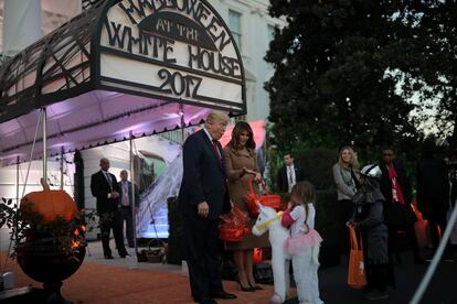 En su primer Halloween en la Casa Blanca y como presidente, Donald Trump y Melania, entregaron dulces a los más pequeños.