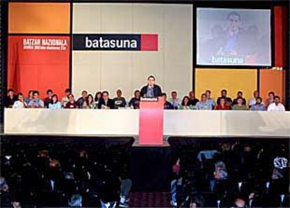 Arnaldo Otegi, ayer, en el estrado de la asamblea de Batasuna.