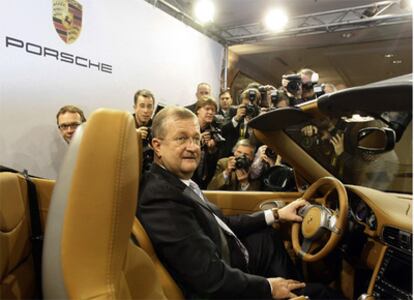 El hasta ahora consejero delegado de Porsche, Wendelin Wiedeking, en una sesión fotográfica en la sede del fabricante en Stuttgart.