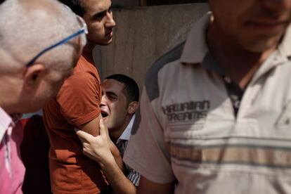 Un hombre llora tras ver el cuerpo sin vida de un familiar en el hospital de Liltaqmeen al-Sahy en El Cairo, 8 de julio de 2013, tras los enfrentamientos de esta pasada madrugada entre las fuerzas de seguridad y los partidarios de los Hermanos Musulmanes frente a la sede de la Guardia Presidencial de El Cairo.