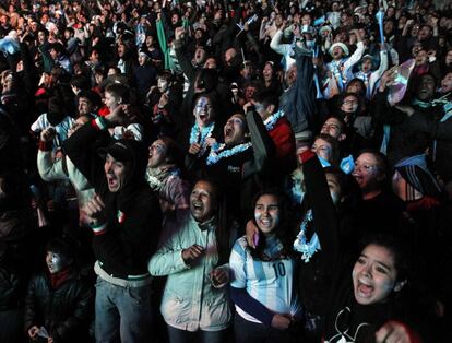 Aficionados argentinos festejan la victoria de su selección ante Holanda en las calles de Buenos Aires.