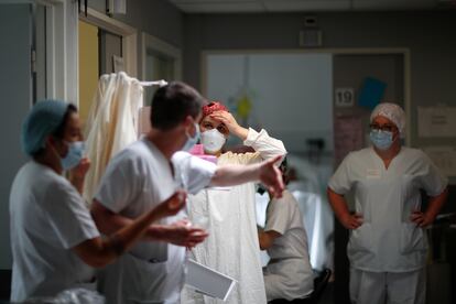 Sanitarios en un hospital de París, el pasado abril.