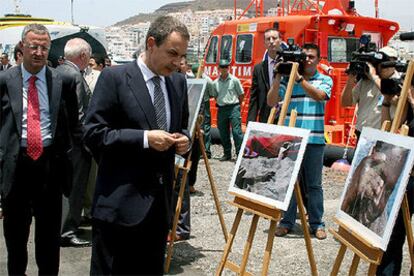 Zapatero y Caldera, en una exposición durante la visita a los centros de acogida de inmigrantes de Canarias.