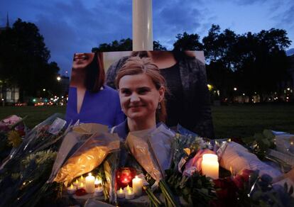 Vigilia frente al Parlamento británico por el asesinato de la diputada Jo Cox.