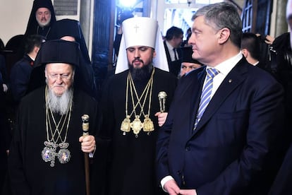 Poroshenko (derecha) junto al patriarca Bartolomé I (izquierda) y el Metropolitano Epifanio, líder de la iglesia ucrania, este sábado en Estambul.