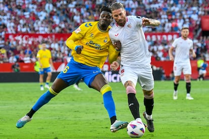 Sergio Ramos pelea la posesión del balón con Kaba, delantero de Las Palmas.