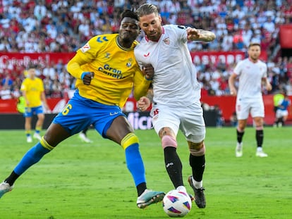 Sergio Ramos pelea la posesión del balón con Kaba, delantero de Las Palmas.