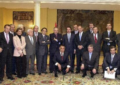 Aznar, junto a un grupo de empresarios madrileños, tras su reunión en La Moncloa.