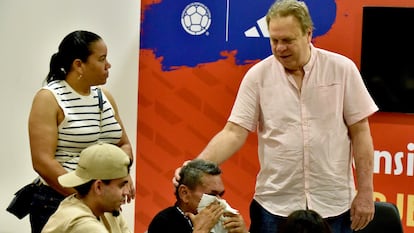 El reencuentro del jugador Luis Díaz con su padre Luis Manuel Díaz (c), en presencia del presidente de la FCF, Ramón Jesurúm (d), el 14 de noviembre, en Barranquilla (Colombia).