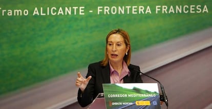 La ministra de Fomento, Ana Pastor, presenta el proyecto del corredor Mediterr&aacute;neo en el Palau de la Generalitat en 2012.