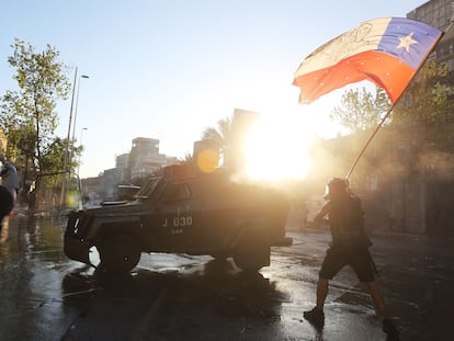 Un manifestante ondea una bandera chilena, este viernes en una protesta en vísperas del plebiscito constitucional.