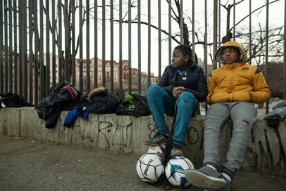 Moha y Ricardo esperan la hora del entrenamiento mientras observan un partido de adultos del barrio. Cada entrenamiento es una cita esperada durante toda la semana, un momento donde divertirse y reencontrarse con los amigos.