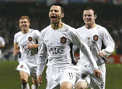 Scholes, Giggs y Rooney celebran el gol del equipo británico