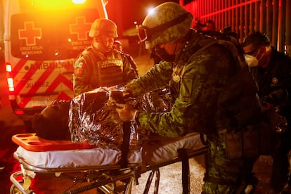 Tanto los bomberos como la Guardia Nacional y el Ejército mexicano han acudido al lugar a atender a las víctimas. La Fiscalía General de la República ha asumido la investigación. En la imagen, un soldado auxilia a un migrante herido. 