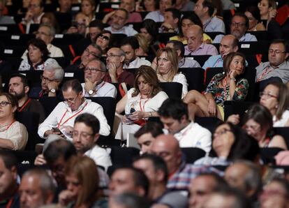 La presidenta de Andalucía, Susana Díaz, consulta su móvil durante la inauguración del Congreso Federal del PSOE, esta mañana en Madrid.