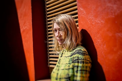 La artista estadounidense Kim Gordon posa para una retrato al termino de una entrevista con EL PAÍS en la ciudad de Oaxaca, México el día 16 de octubre de 2021. Kim Gordon visito México para participar en la feria del libro de Oaxaca en donde compartió un performance con música y literatura.