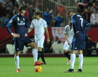 Bale y Ronaldo después de un gol del Sevilla