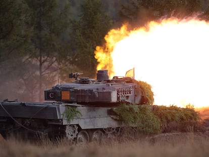 Un Leopard 2 del Ejército alemán dispara durante un ejercicio de entrenamiento en Ostenholz (norte de Alemania) el pasado octubre.