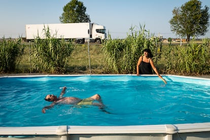 Toñi e Ignacio, en la piscina de su casa en Adanero (Ávila). 