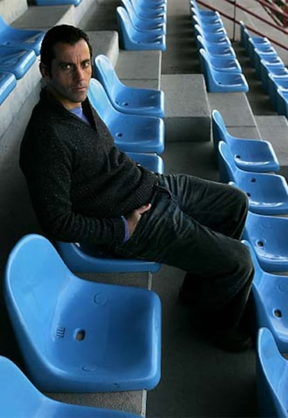 Quique, en las gradas de la Ciudad Deportiva de Paterna antes de la entrevista.