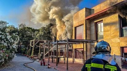 El humo sale de la residencia de personas con discapacidad en Torrelodones.