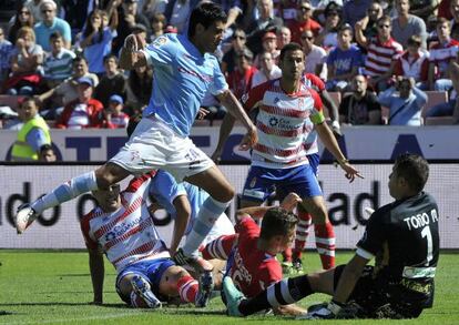 Toño, rodeado de jugadores
