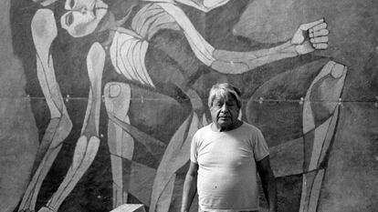 El pintor Oswaldo Guayasamín, en 1988, ante un mural que pintó para el Congreso de Ecuador.