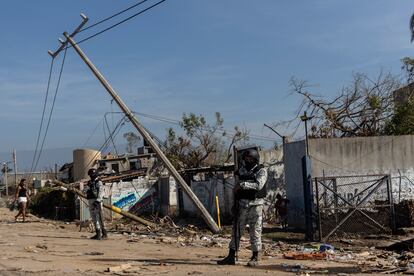 Elementos de la Guardia Nacional junto a cables de electricidad caídos, en noviembre de 2023.