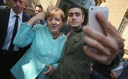 Un sirio se autorretrata con Merkel, este jueves en Berlín.