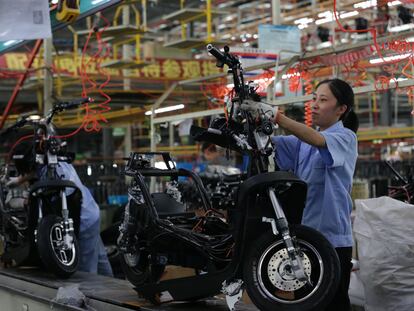 Línea de montaje de bicicletas eléctricas en una fábrica de Sichuán, en el oeste de China, el 17 de junio.