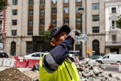 Un obrero trabaja cerca de la Gran Vía madrileña este miércoles de extremo calor en la capital. Las temperaturas diurnas y nocturnas estarán en casi todo el país entre 5° y 10° por encima de lo normal y en el caso de las máximas en el tercio norte la anomalía será mayor, de entre 10 y 15°.   