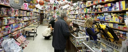 Varios ciudadanos en una juguetería.