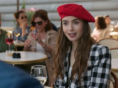 La actriz Lily Collins, en una escena de la serie.