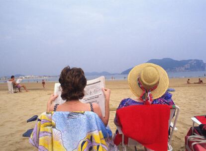 Dos bañistas descansando en la playa de Laredo, en la vecina Cantabria.