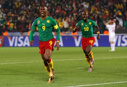 Samuel Eto'o celebra un gol con la selección de Camerún en el Mundial de 2010.