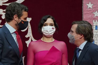 La presidenta de la Comunidad de Madrid, Isabel Daz Ayuso, junto con el lder del PP, Pablo Casado (a la izquierda), y el alcalde de Madrid, Jos Luis Martnez-Almeida, tras jurar su cargo en la sede de la Puerta del Sol de Madrid, el 19 de junio. Ayuso fue la gran vencedora de las elecciones autonmicas, donde arras hasta el punto de lograr ms esca?os que los tres partidos de izquierda juntos.