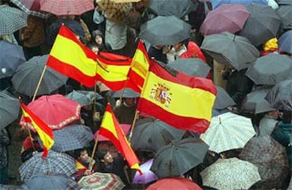 Los asistentes a la manifestacin de Madrid han portado pancartas contra ETA y banderas de Espa?a. El signo distintivo de esta marcha ha sido sin embargo el paraguas, por culpa de la tenue lluvia que ha cado sobre la capital durante toda la tarde. Muchos de ellos llevaban crespones negros.